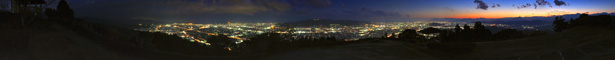 梶原山公園からのパノラマ夜景写真（日没直後）