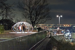 写真： 「愛の鍵モニュメント」と諏訪山展望台（諏訪山公園ビーナステラス）の様子